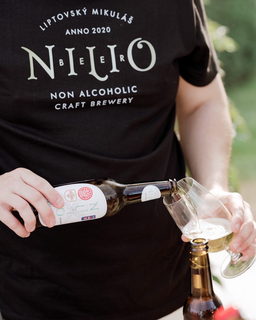 NILIO-pólós kóstoltató alkoholmentes sört tölt pohárba