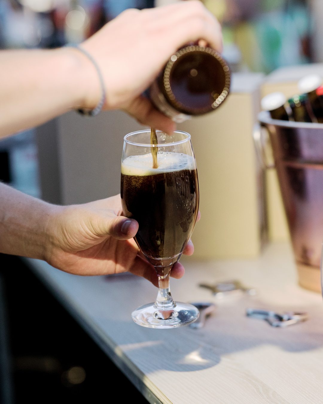 Frissen töltött Black Hero alkoholmentes stout